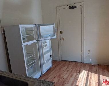 246 S Kenmore Avenue - Photo Thumbnail 3