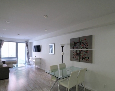 West 48 Street - Photo Thumbnail 4