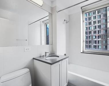 West 42nd Street - Photo Thumbnail 4