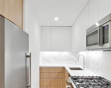 East 59th Street - Photo Thumbnail 7
