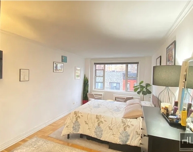 East 77th Street - Photo Thumbnail 6