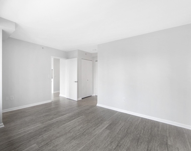 E 92nd St - Photo Thumbnail 5