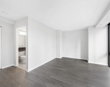 E 92nd St - Photo Thumbnail 4