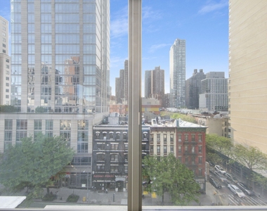 E 92nd St - Photo Thumbnail 12