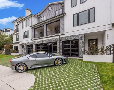 2801 Bayside Drive - Photo Thumbnail 3