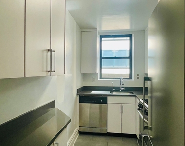 West 55th Street - Photo Thumbnail 5