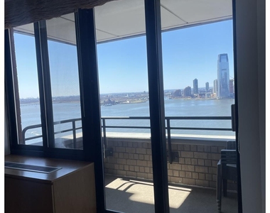 200  Rector Pl - Photo Thumbnail 5