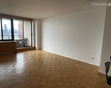 200  Rector Pl - Photo Thumbnail 3