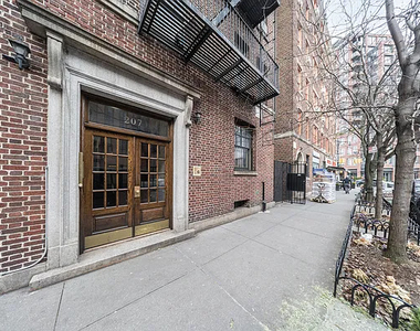 207 West 11th Street - Photo Thumbnail 5