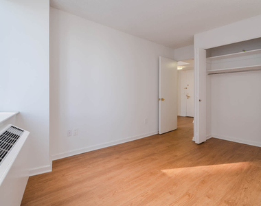 180 Riverside Blvd - Photo Thumbnail 27