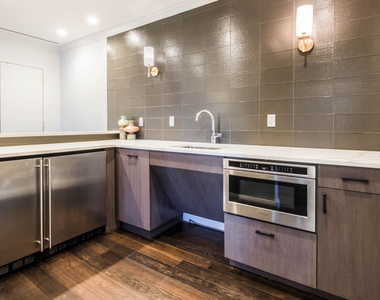 180 Riverside Blvd - Photo Thumbnail 34
