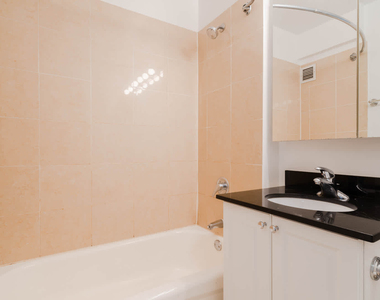 180 Riverside Blvd - Photo Thumbnail 57