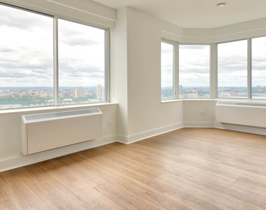 180 Riverside Blvd - Photo Thumbnail 51