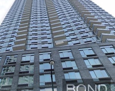 Center Boulevard - Photo Thumbnail 0