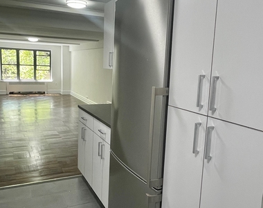 137 East 38th Street, 2E - Photo Thumbnail 2