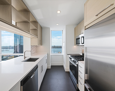 555 10th Avenue - Photo Thumbnail 1