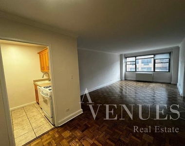 East 83rd Street - Photo Thumbnail 1
