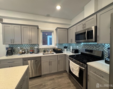 1448 37 Street - Photo Thumbnail 4