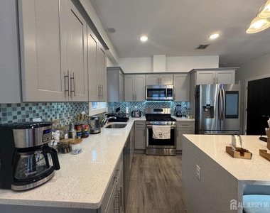 1448 37 Street - Photo Thumbnail 6