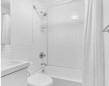 724 Sackett St - Photo Thumbnail 3