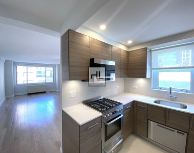 East 51st Street - Photo Thumbnail 1
