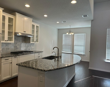 921 Del Raphael Dr - Photo Thumbnail 9