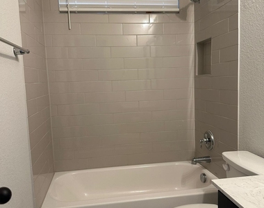 921 Del Raphael Dr - Photo Thumbnail 3