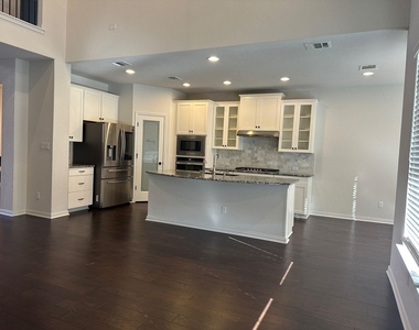 921 Del Raphael Dr - Photo Thumbnail 6