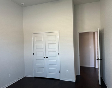 921 Del Raphael Dr - Photo Thumbnail 2