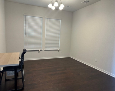 921 Del Raphael Dr - Photo Thumbnail 5