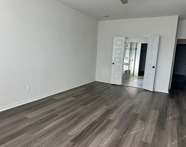 921 Del Raphael Dr - Photo Thumbnail 18