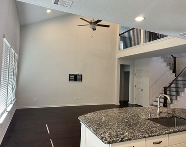 921 Del Raphael Dr - Photo Thumbnail 10