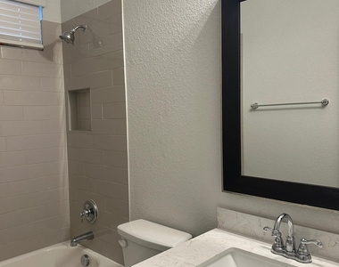 921 Del Raphael Dr - Photo Thumbnail 4