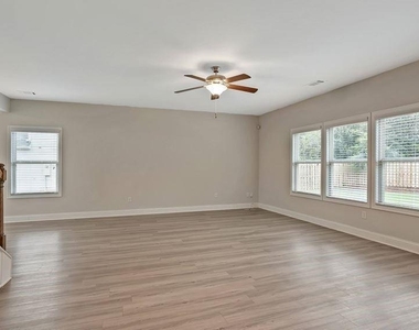 156 Chase Landing Drive - Photo Thumbnail 4