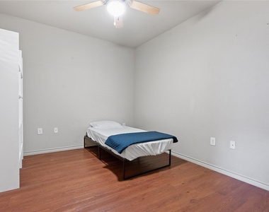 5117 N Lamar Blvd - Photo Thumbnail 4