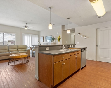 5117 N Lamar Blvd - Photo Thumbnail 10