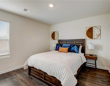 257 Bur Oak Bend - Photo Thumbnail 15