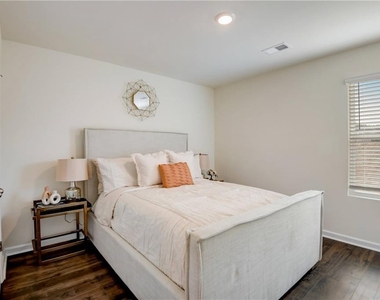 257 Bur Oak Bend - Photo Thumbnail 17