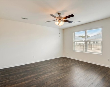257 Bur Oak Bend - Photo Thumbnail 19