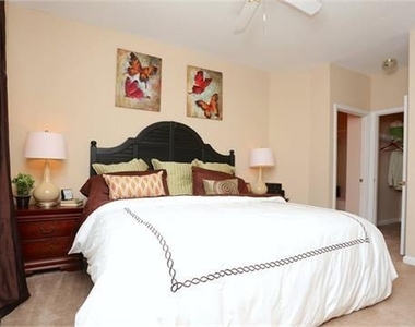 3920 Club Drive - Photo Thumbnail 5