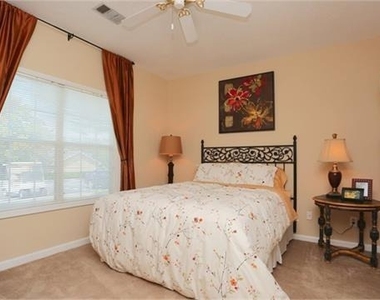 3920 Club Drive - Photo Thumbnail 4