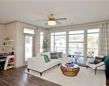 641 North Avenue Ne - Photo Thumbnail 2