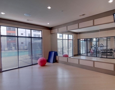 525 Glen Iris Drive - Photo Thumbnail 17