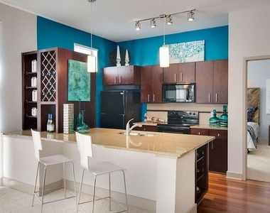525 Glen Iris Drive - Photo Thumbnail 2