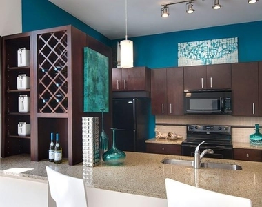 525 Glen Iris Drive - Photo Thumbnail 2