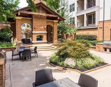 880 Glenwood Avenue - Photo Thumbnail 8