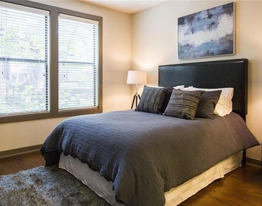 880 Glenwood Avenue - Photo Thumbnail 2