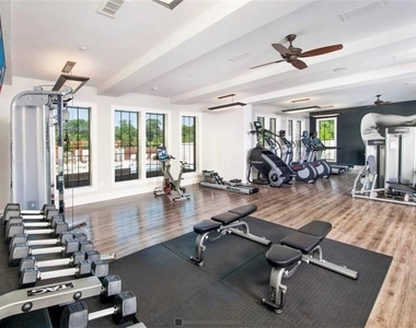 222 Colonial Homes Drive - Photo Thumbnail 8