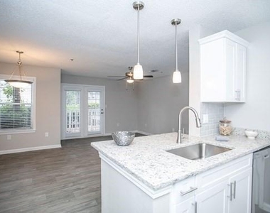 100 Dunwoody Gables Drive - Photo Thumbnail 2