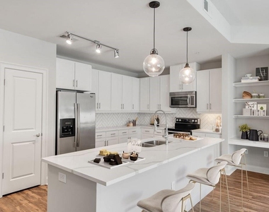 92 W Paces Ferry Road Nw - Photo Thumbnail 2